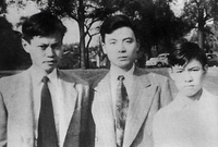 1949年美国芝加哥大学左起：杨振宁、邓稼先、杨振平。.png