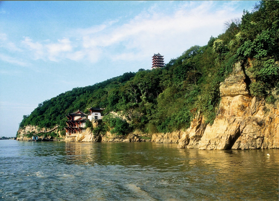 岱山县位于舟山群岛中部,地处长江,钱塘江入海处,东濒浩瀚无际的