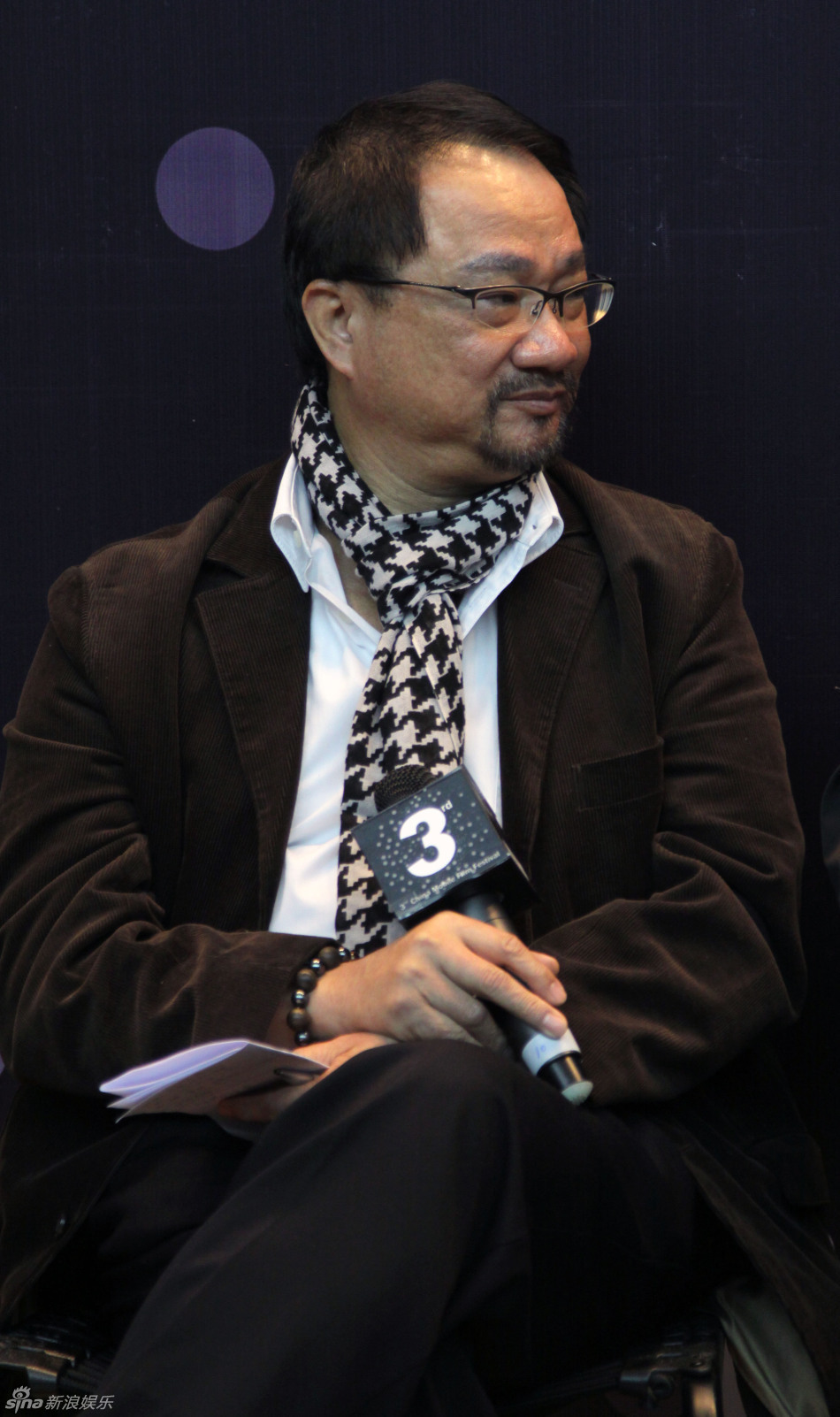 徐小明,男,生于1974年,江西浮梁人,毕业于景德镇陶瓷学院美术系.