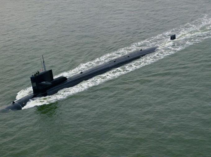 中国海军新服役的093攻击核潜艇外形和设计上