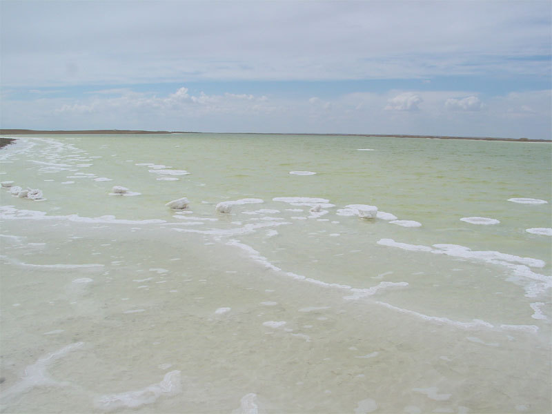 东台吉乃尔湖,位于格尔木市境内