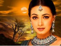 肤色发黑,鼻子扁平