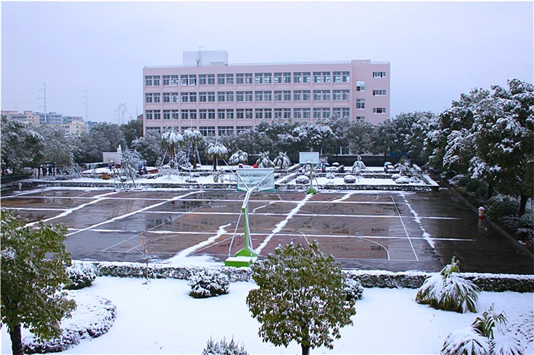 钱库镇二中学校占地面积45176平米,建筑面积7598平米.