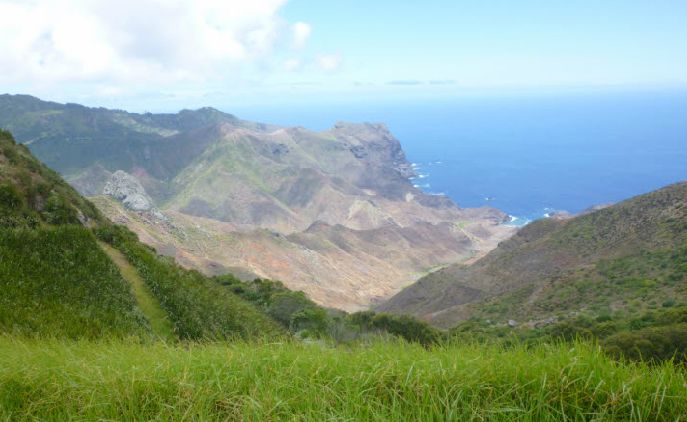 聖赫勒拿島與其南方的特里斯坦-達庫尼亞群島一起組成英國的直轄殖民