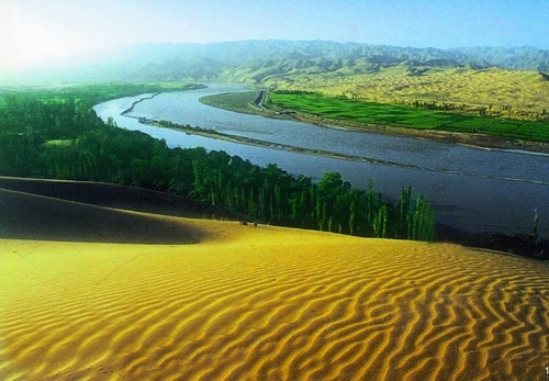 国家首批aaaaa景区,位于中卫市沙坡头区腾格里沙漠腹地,是